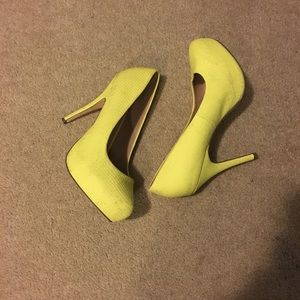 Yellow pumps